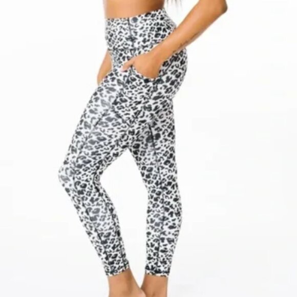 ZYIA Snow Leopard Pocket Brilliant Hi-Rise 7/8 24" Leggings Size: 12 NWOT - Picture 2 of 12